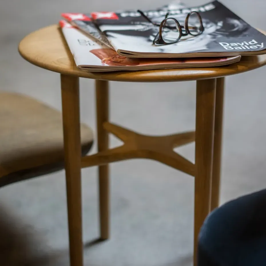 Mesita auxiliar Crest, Roble blanqueado con laca transparente