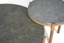 Mesita auxiliar Dondo roble blanqueado Ø45 cm, Piedra caliza cepillada