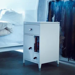 Mesita de noche Abisko con patas bajas, Blanco, encimera de hormigón, asa de piel de alce marrón