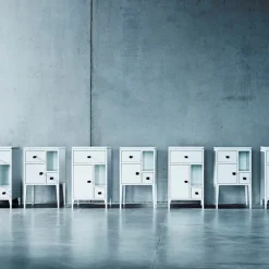 Mesita de noche Abisko con patas altas, Blanco, asa de piel de alce marrón cm