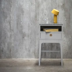 Mesita de noche Höllviken con patas altas, Gris claro