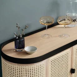 Mueble bar Be My Guest, Ratán, roble aceitado blanco, base de acero en color negro