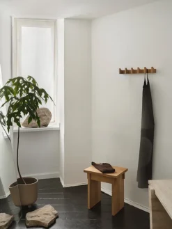 Perchero Column 49 cm, Roble aceitado en tono cálido