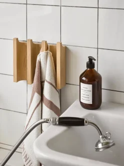 Perchero Column, Roble aceitado en tono cálido