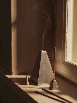 Quemador de incienso Pyra con forma de cono, Borstad aluminium