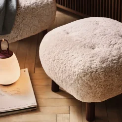 Reposapiés Little Petra ATD1, Piel de oveja moonlight-patas de nogal aceitado