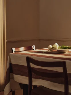 Silla Boda, Red brown