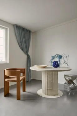 Silla Collector, Roble lacado en tono cálido-cuero coñac