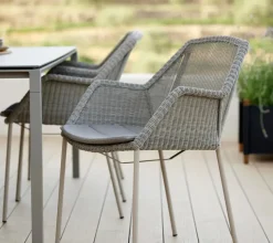 Silla con reposabrazos apilable Breeze weave, Taupe