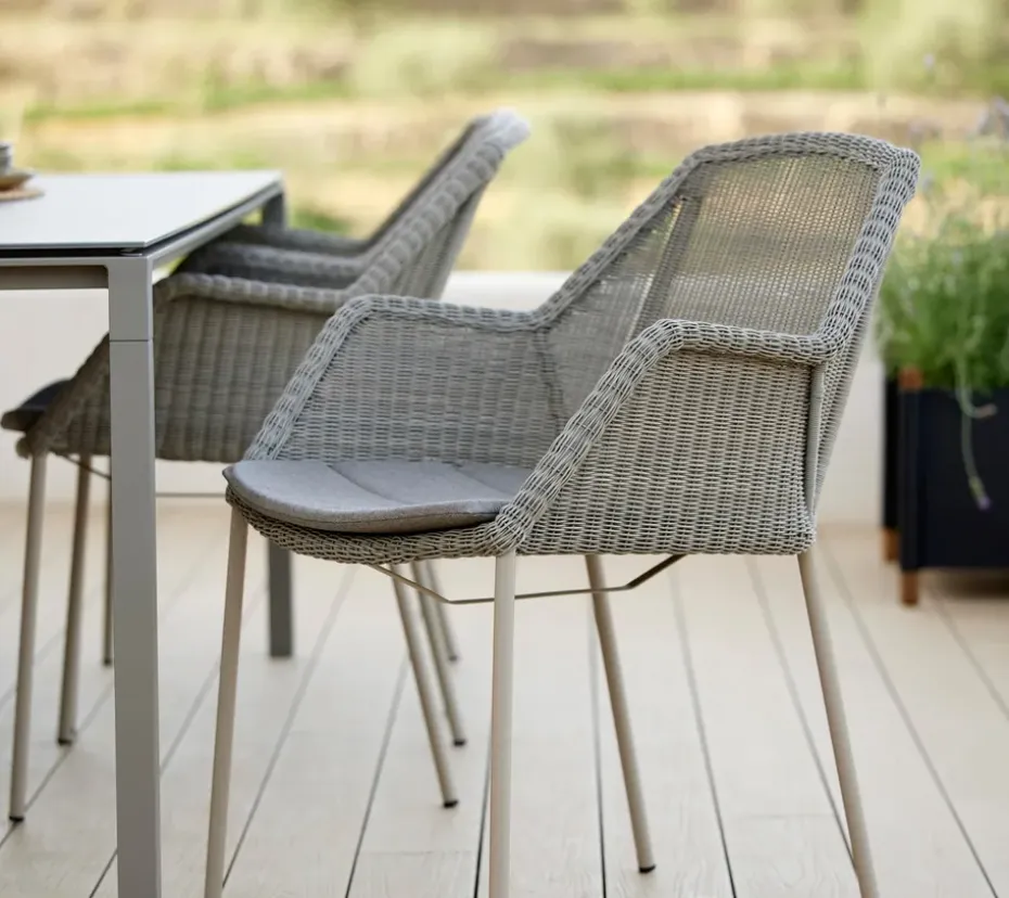 Silla con reposabrazos apilable Breeze weave, Taupe