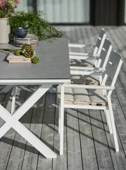 Silla con reposabrazos Delia, Negro