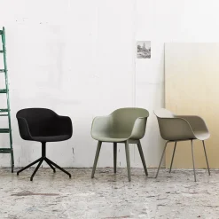 Silla con reposabrazos Fiber patas madera, Dusty green, patas barnizadas de marrón oscuro