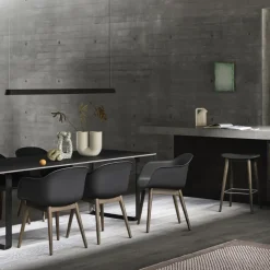 Silla con reposabrazos Fiber patas madera, Dusty green, patas barnizadas de marrón oscuro