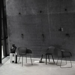 Silla con reposabrazos Fiber patas madera, Dusty green, patas barnizadas de marrón oscuro