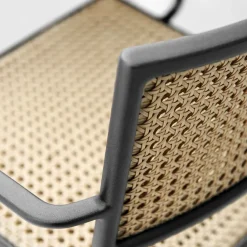 Silla con reposabrazos Less, Natural-soporte lava grey