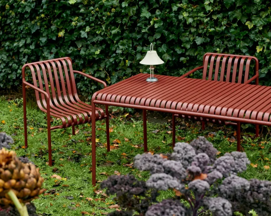 Silla con reposabrazos Palissade Dining, Iron red