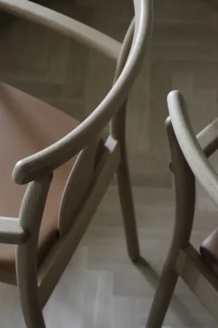 Silla con reposbrazos y cojín de silla Merkur, Oak- Dakar 0250 cognac