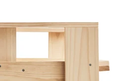 Silla de comedor Crate con reposabrazos en pino lacado, Pino lacado al agua