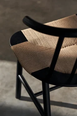 Silla de comedor VIOR asiento trenzado, Roble lacado en negro-natural