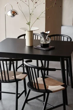 Silla de comedor VIOR asiento trenzado, Roble lacado en negro-natural