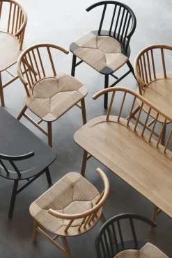 Silla de comedor VIOR asiento trenzado, Roble lacado en negro-natural