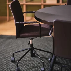 Silla de oficina elevable/bajable sin basculación Stella, Cuero elmosoft 99999 negro, base de cromo, reposabrazos forrado en cuero, respaldo flexible