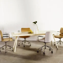 Silla de oficina elevable/bajable sin basculación Stella, Cuero elmosoft 99999 negro, base de cromo, reposabrazos forrado en cuero, respaldo flexible