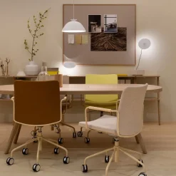 Silla de oficina elevable/bajable sin basculación Stella, Cuero elmosoft 99999 negro, base de cromo, reposabrazos forrado en cuero, respaldo flexible