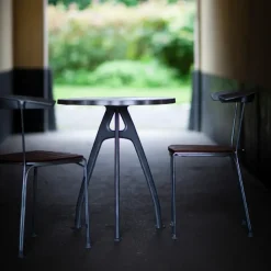 Silla Dover, Pino lacado en negro, soporte negro