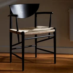 Silla Drawn HM4 con reposabrazos, roble negro