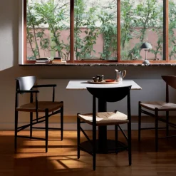 Silla Drawn HM4 con reposabrazos, roble negro