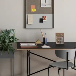 Silla Herman, Walnut, base de acero en color negro