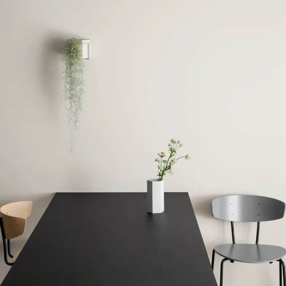 Silla Herman, Walnut, base de acero en color negro