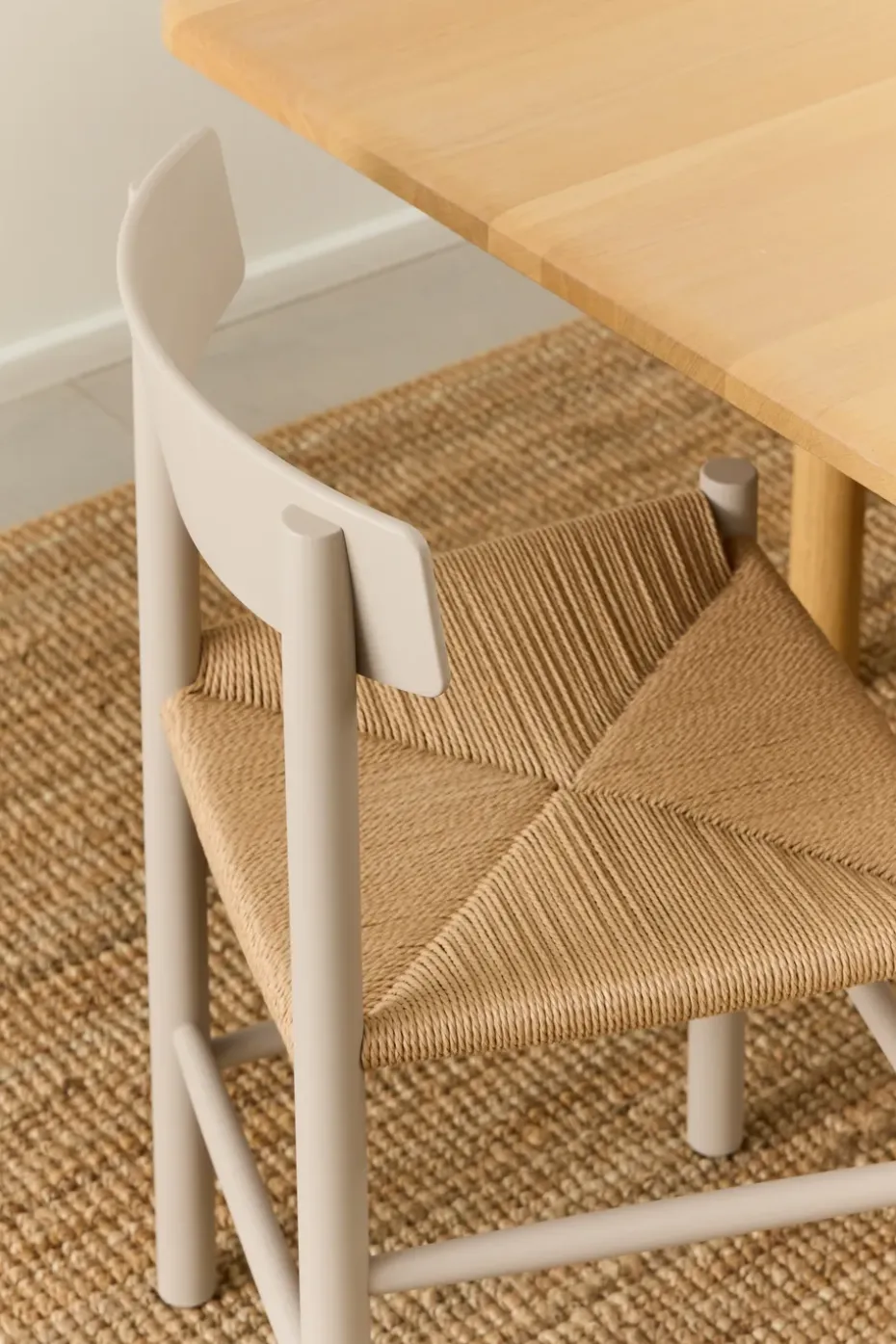 Silla J39, Pebble grey-trenzado natural