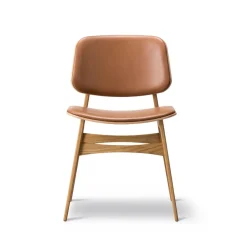 Silla metálica Søborg 3062 totalmente tapizada, cuero Omni 307 cognac, hueso de roble lacado