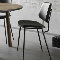 Silla metálica Søborg 3062 totalmente tapizada, cuero Omni 307 cognac, hueso de roble lacado