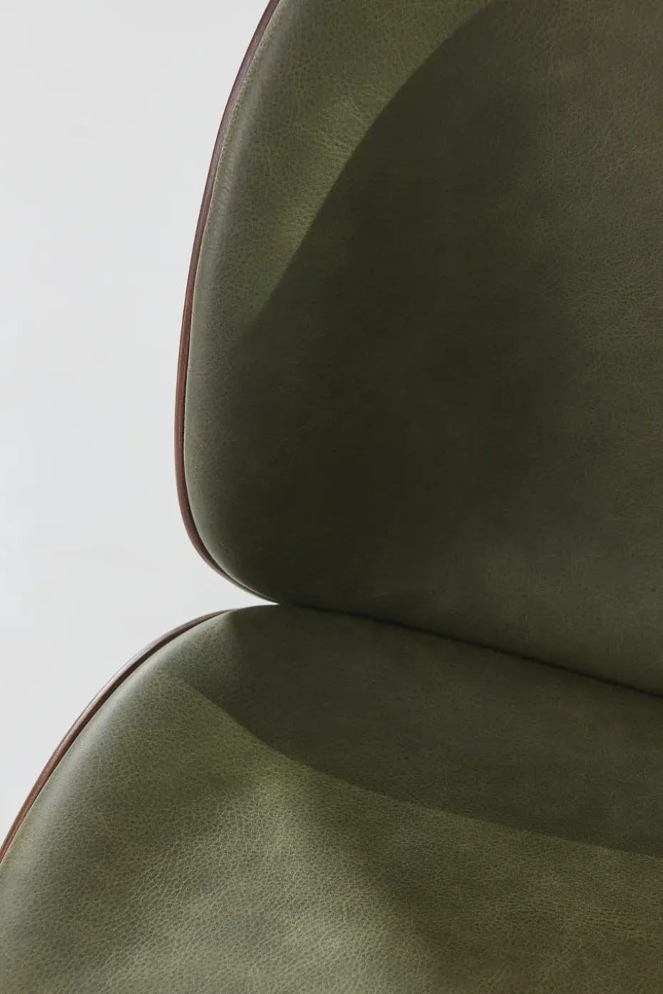 Silla tapizada de nogal Beetle, Latón antiguo-Leather Army