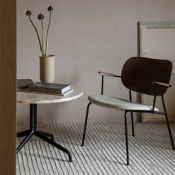 Sillón Co, Cuero dakar 0842 black, respaldo y brazo roble oscuro, base negra