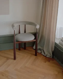 Sillón con reposabrazos Bukowski tapizado, Nogal, Megan 26 Beige