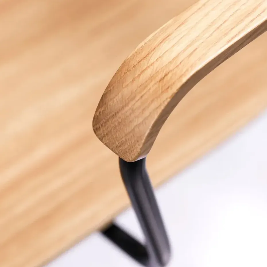 Sillón J183 Holmen con reposabrazos, Chapa de roble-patas negras