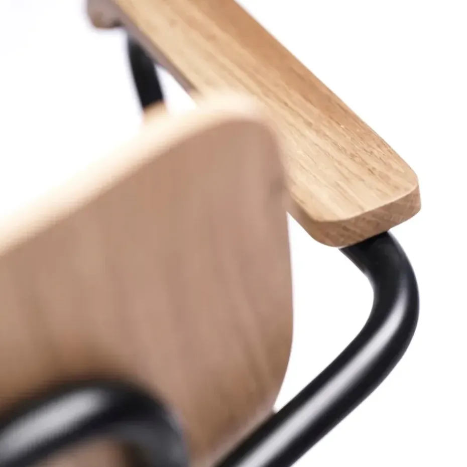 Sillón J183 Holmen con reposabrazos, Chapa de roble-patas negras