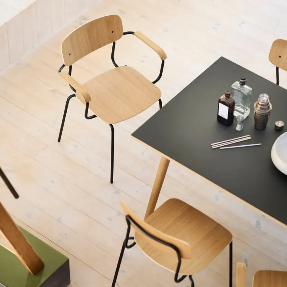 Sillón J183 Holmen con reposabrazos, Chapa de roble-patas negras