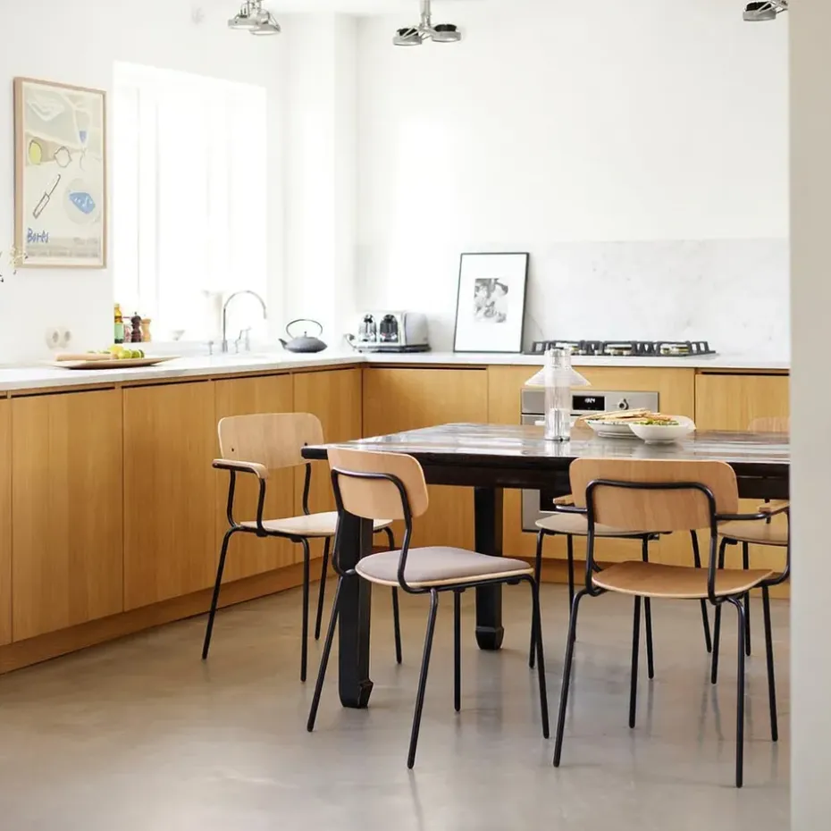 Sillón J183 Holmen con reposabrazos, Chapa de roble-patas negras