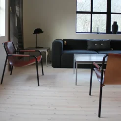 Sillón September, cuero coñac, estructura de acero lacado negro