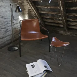 Sillón September, cuero negro, estructura de acero lacado negro