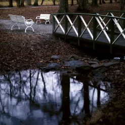 Sofá Byarum, Pino impregnado, soporte de aluminio en bruto, 155 cm