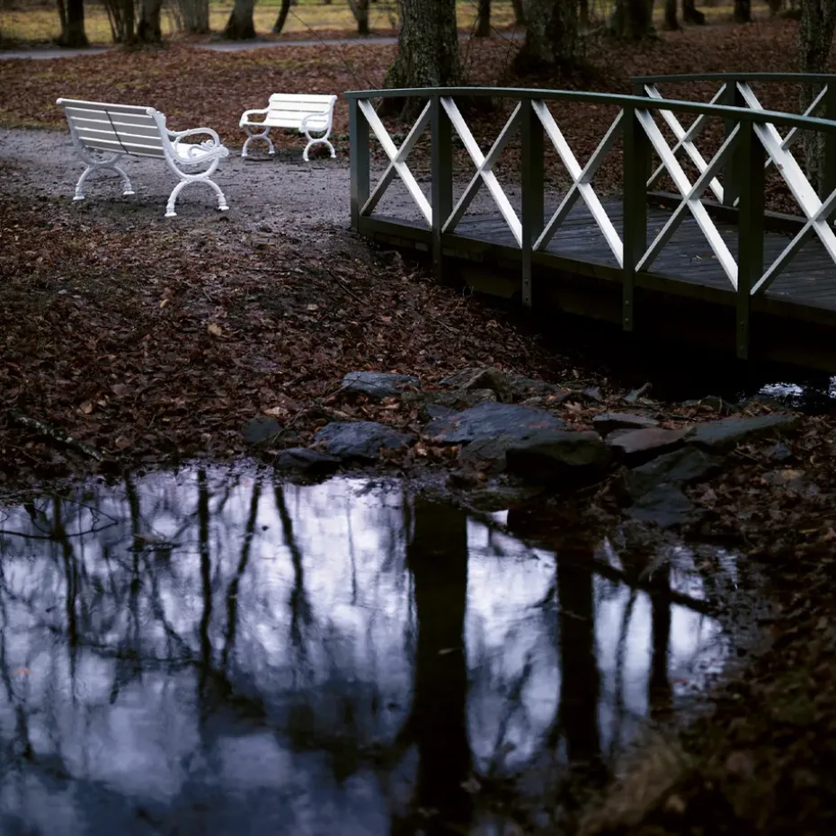 Sofá Byarum, Pino lacado en blanco, soporte negro, 155 cm