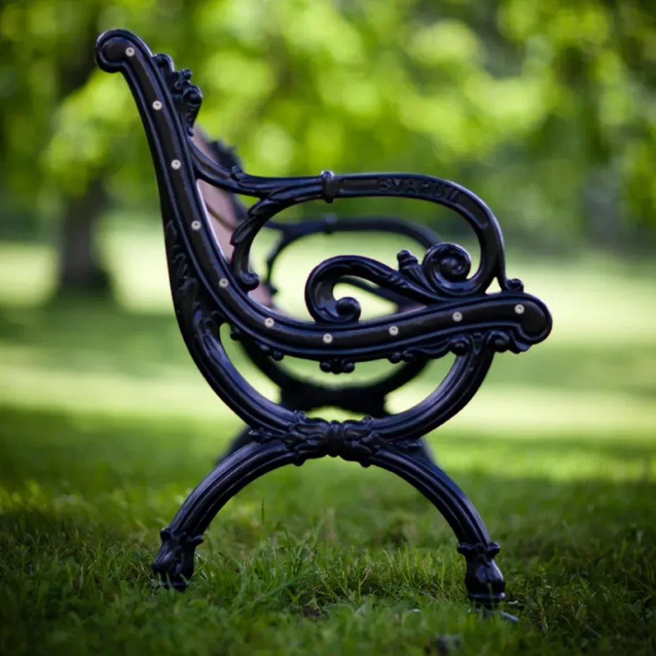 Sofá Byarum, Pino lacado en blanco, soporte negro, 155 cm