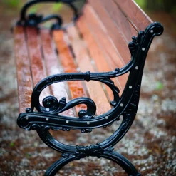 Sofá Byarum, Pino lacado en blanco, soporte negro, 155 cm