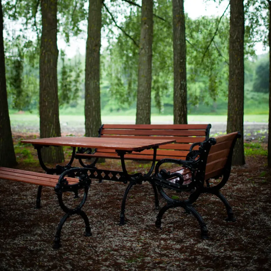 Sofá Byarum, Pino lacado en blanco, soporte negro, 155 cm